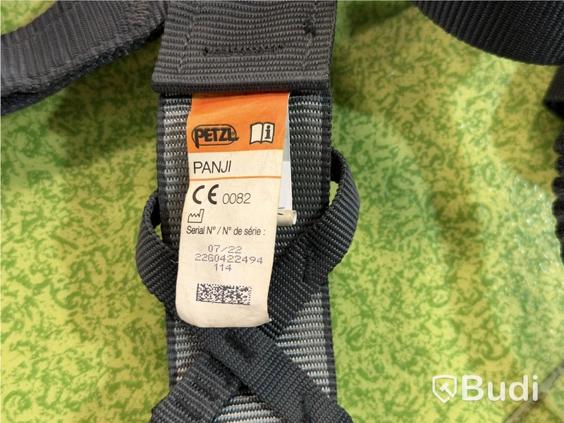 Petzl climbing harnesses, 6 pcs, and 1 climbing bag