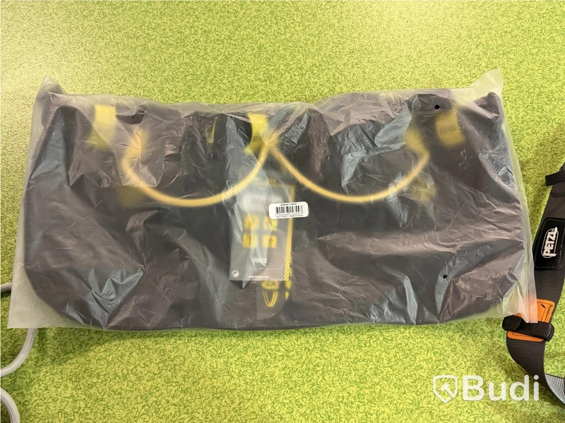 Petzl climbing harnesses, 6 pcs, and 1 climbing bag