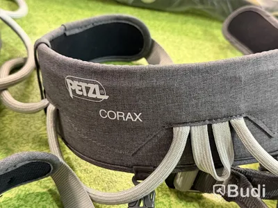 Petzl climbing harnesses, 6 pcs, and 1 climbing bag