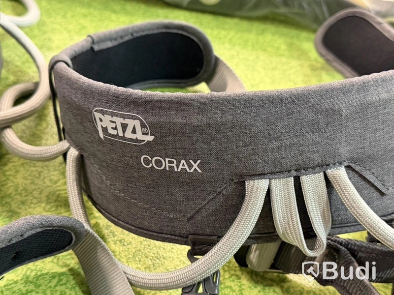 Petzl climbing harnesses, 6 pcs, and 1 climbing bag
