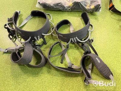 Petzl climbing harnesses, 6 pcs, and 1 climbing bag