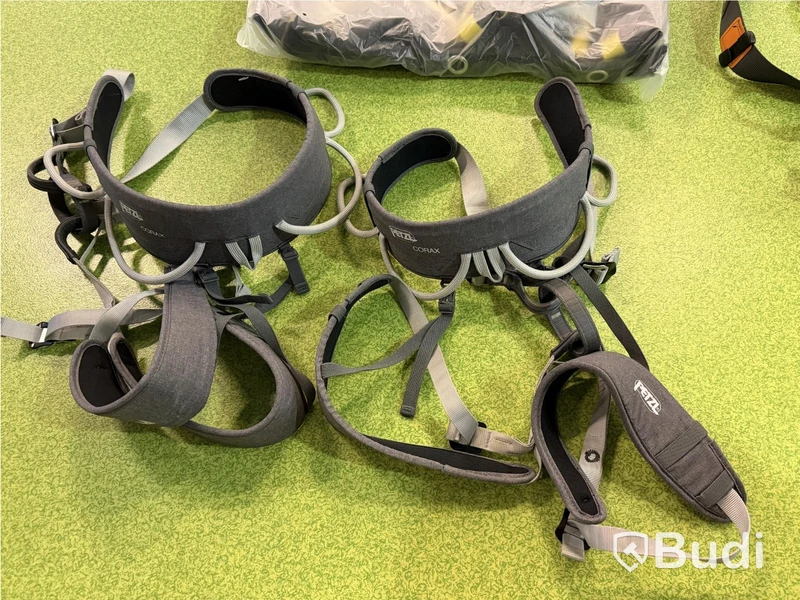 Petzl climbing harnesses, 6 pcs, and 1 climbing bag