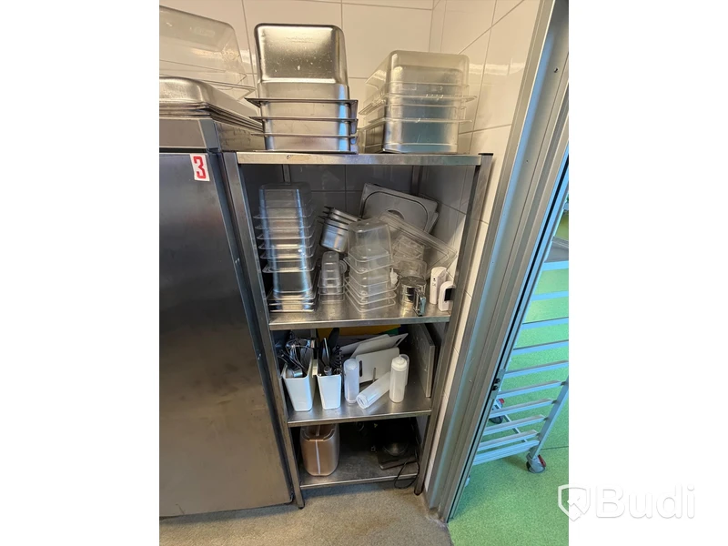 Rostfri hylla med diverse kantiner och köksredskap
