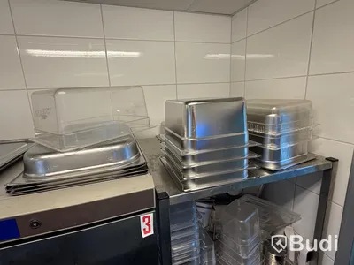 Rostfri hylla med diverse kantiner och köksredskap