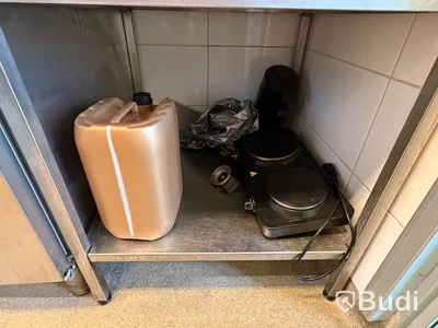 Rostfri hylla med diverse kantiner och köksredskap