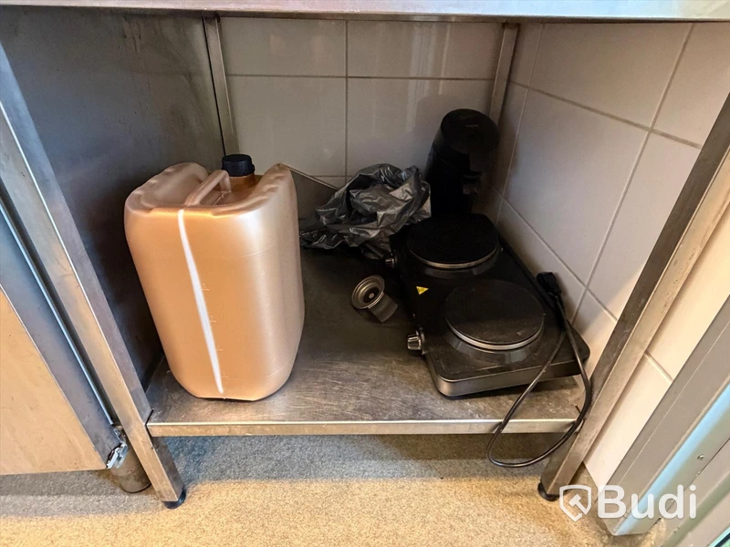 Rostfri hylla med diverse kantiner och köksredskap
