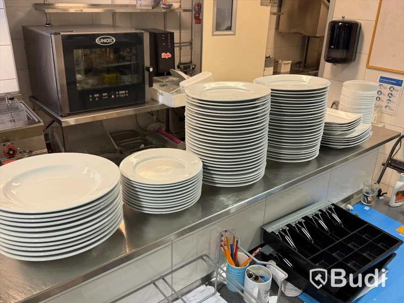 Lot of tableware: plates, glasses and jugs