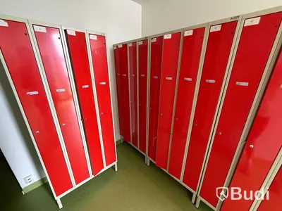 Storage cabinets / lockers