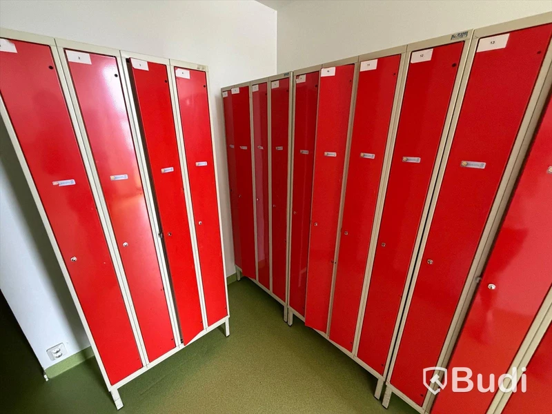Storage cabinets / lockers