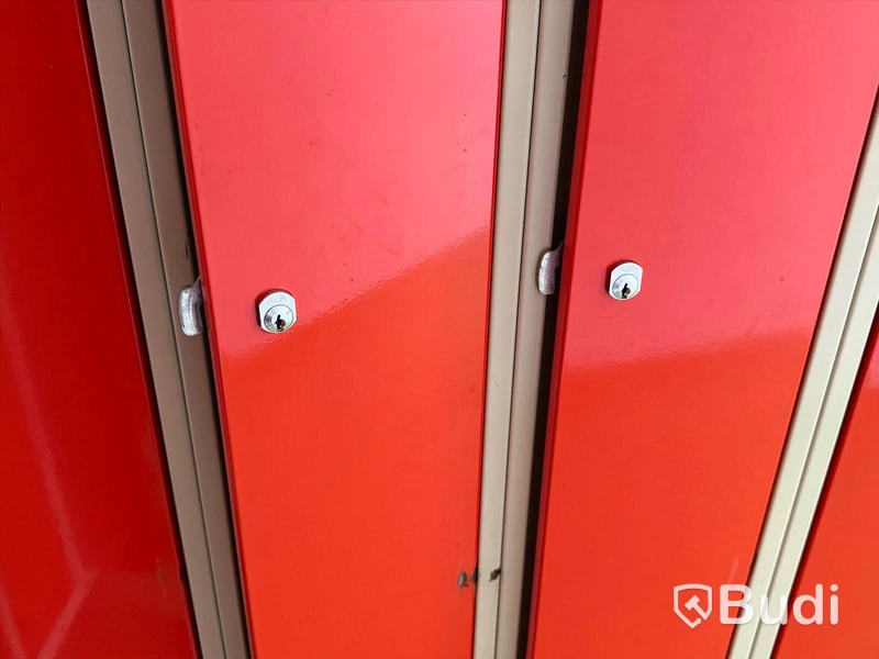 Storage cabinets / lockers