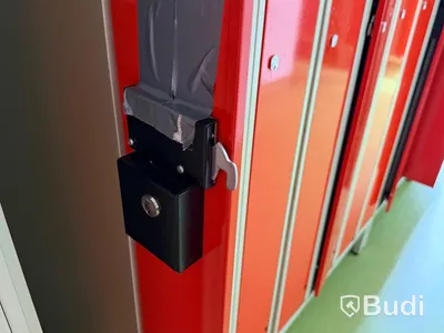 Storage cabinets / lockers