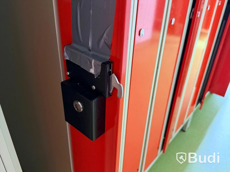 Storage cabinets / lockers
