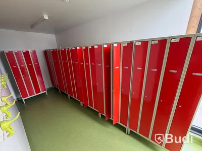 Storage cabinets / lockers