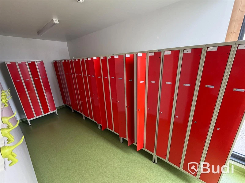 Storage cabinets / lockers