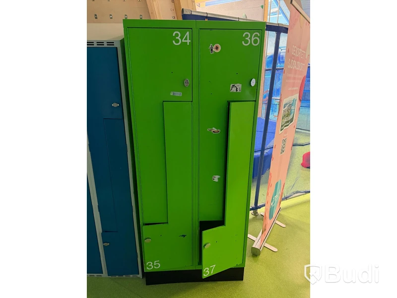 Storage cabinets / lockers