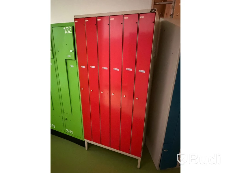 Storage cabinets / lockers