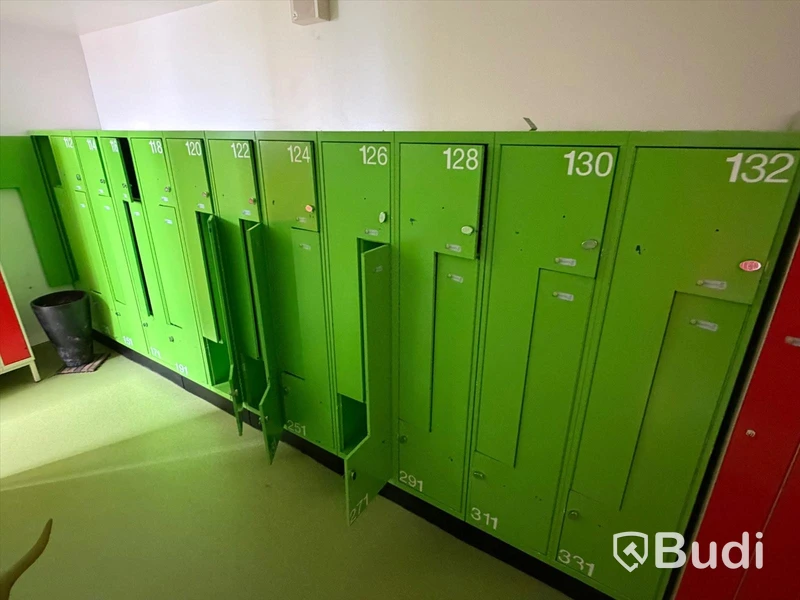 Storage cabinets / lockers