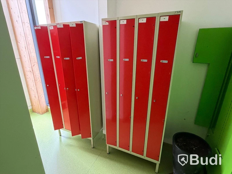 Storage cabinets / lockers