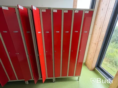 Storage cabinets / lockers