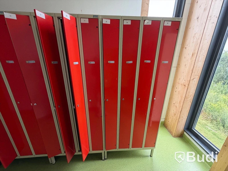 Storage cabinets / lockers