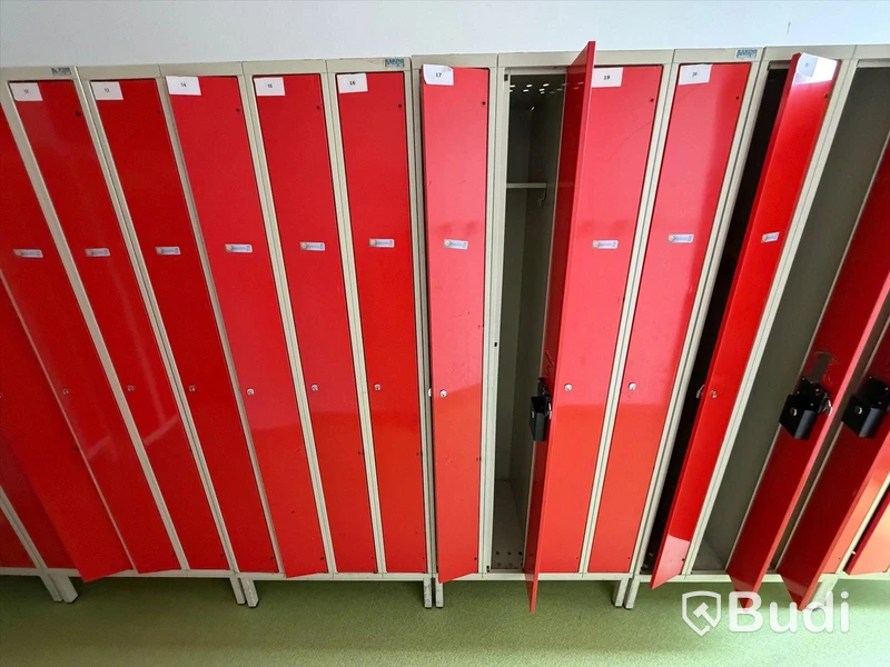 Storage cabinets / lockers