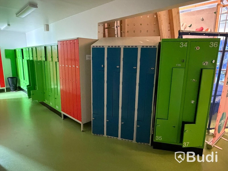 Storage cabinets / lockers