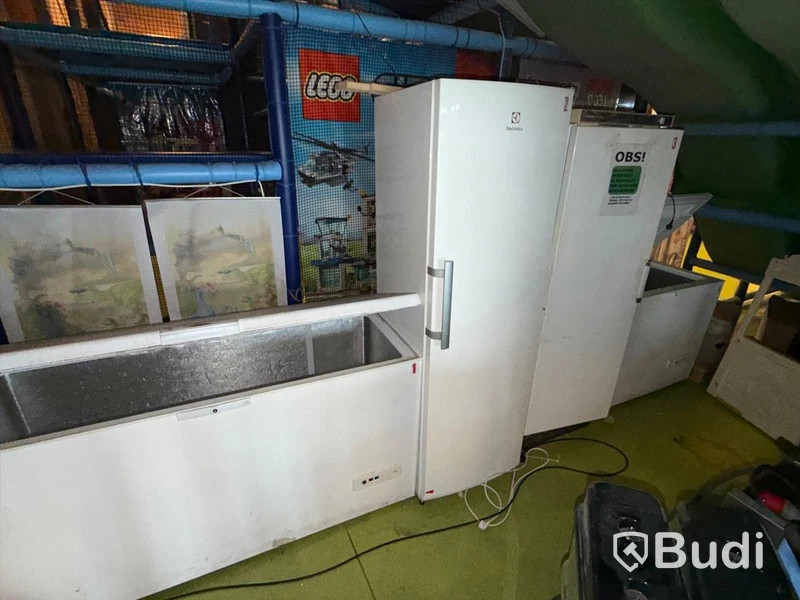 Kylskåp, frysskåp samt 2 st frysboxar, bl.a. Whirlpool/ Electrolux