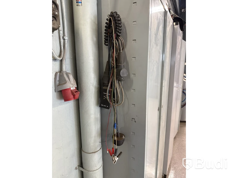 4 st plåtskåp med innehåll