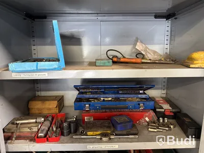 4 st plåtskåp med innehåll
