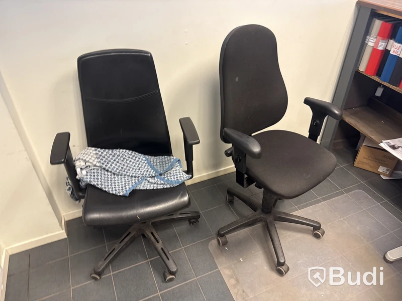 2 st receptionsdiskar & skrivbordsmöblang