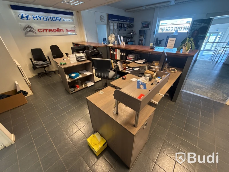 2 st receptionsdiskar & skrivbordsmöblang
