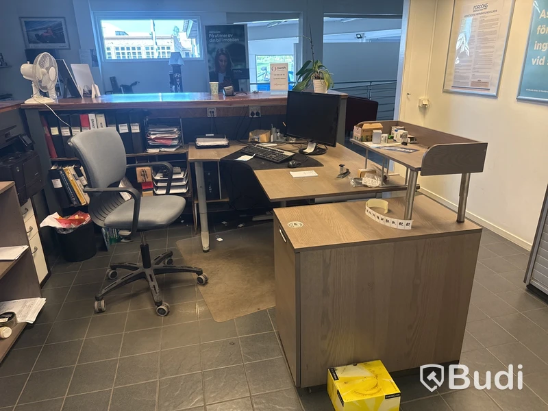 2 st receptionsdiskar & skrivbordsmöblang