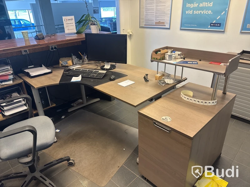2 st receptionsdiskar & skrivbordsmöblang
