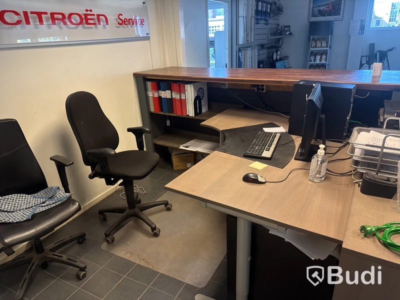 2 st receptionsdiskar & skrivbordsmöblang