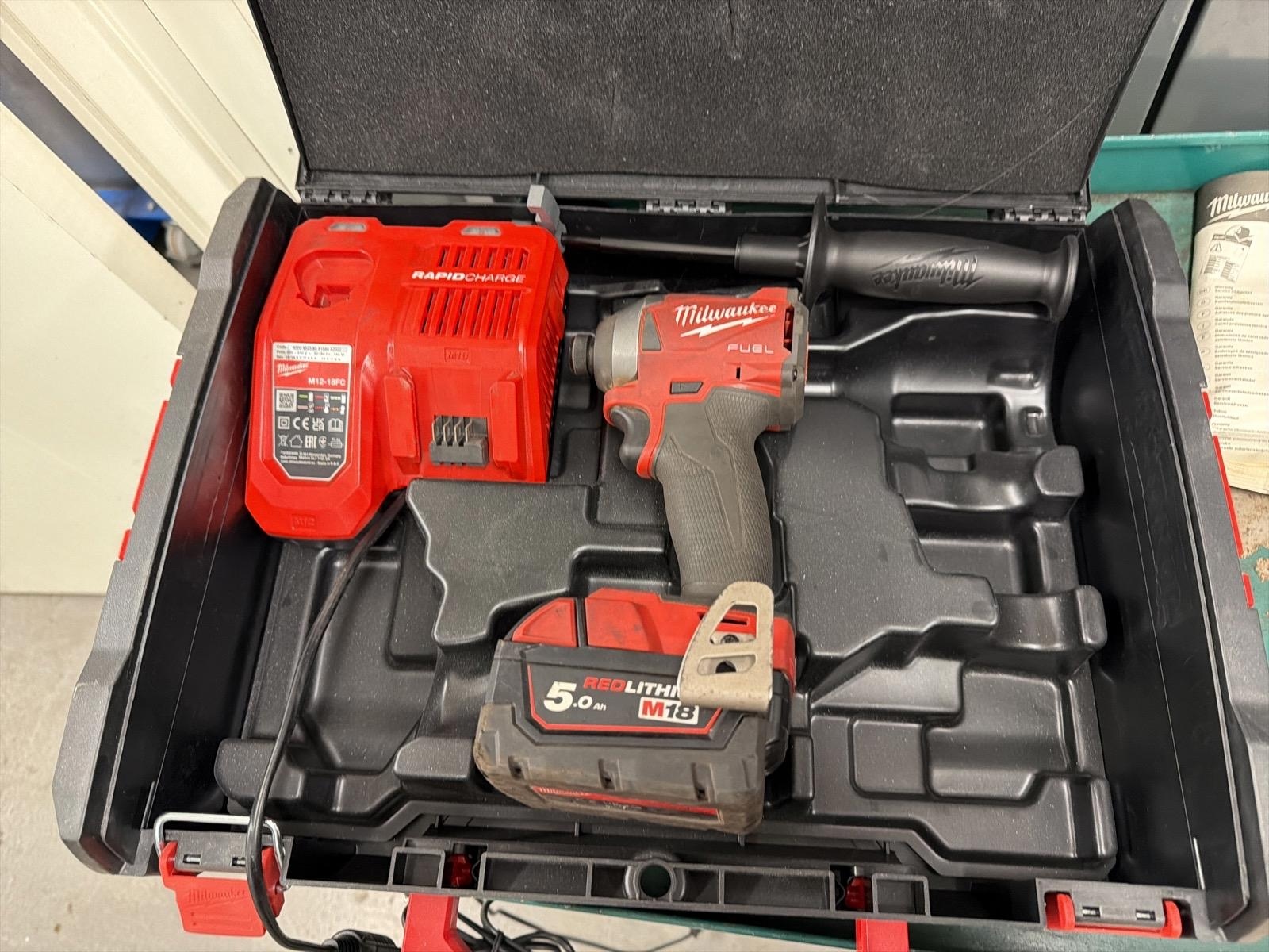 Slagskruvdragare Milwaukee M18 FID2, med laddare och batteri