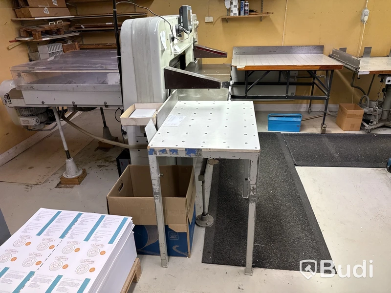 Skärmaskin med skak och lyftbord