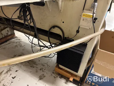 Skärmaskin med skak och lyftbord