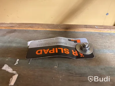 Skärmaskin med skak och lyftbord