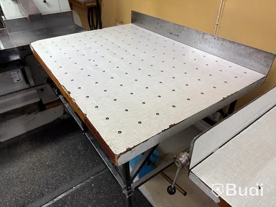 Skärmaskin med skak och lyftbord