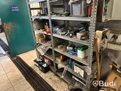 Metallhylla 2 sektioner med allt på hyllplanen.