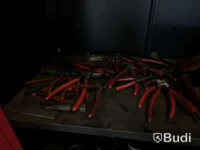 Plåtskåp med innehåll