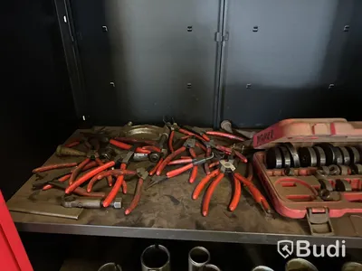 Plåtskåp med innehåll