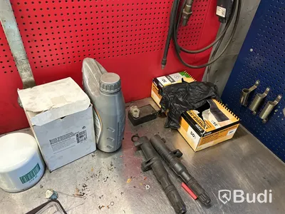 Arbets- och verktygsstation med lådor, röd med svart ram.