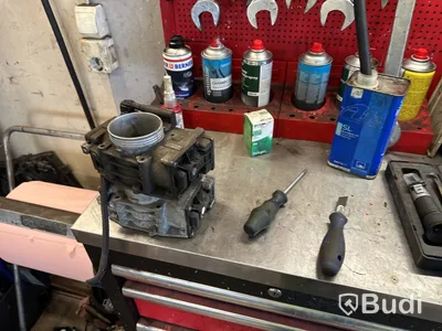 Arbets- och verktygsstation med lådor, röd med svart ram.