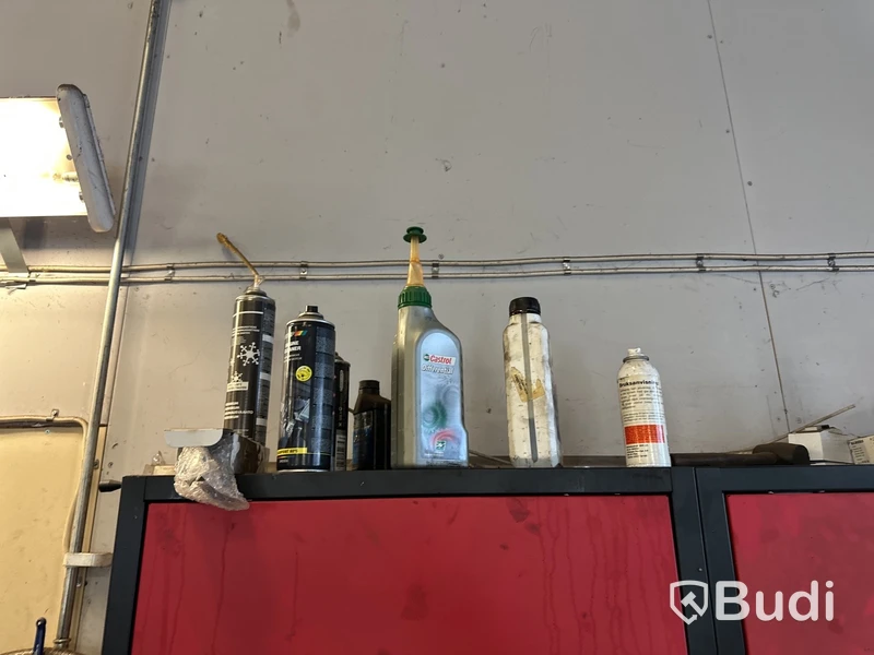 Arbets- och verktygsstation med lådor, röd med svart ram.