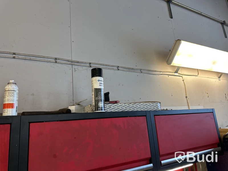 Arbets- och verktygsstation med lådor, röd med svart ram.