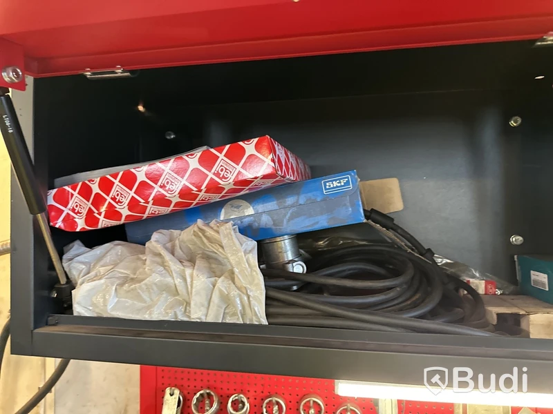 Arbets- och verktygsstation med lådor, röd med svart ram.