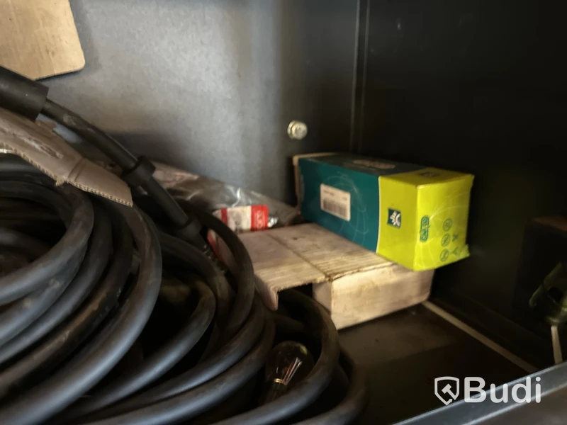 Arbets- och verktygsstation med lådor, röd med svart ram.