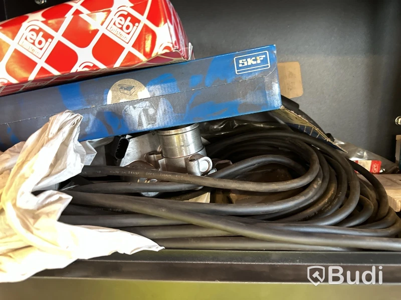 Arbets- och verktygsstation med lådor, röd med svart ram.