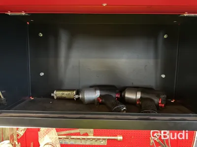 Arbets- och verktygsstation med lådor, röd med svart ram.